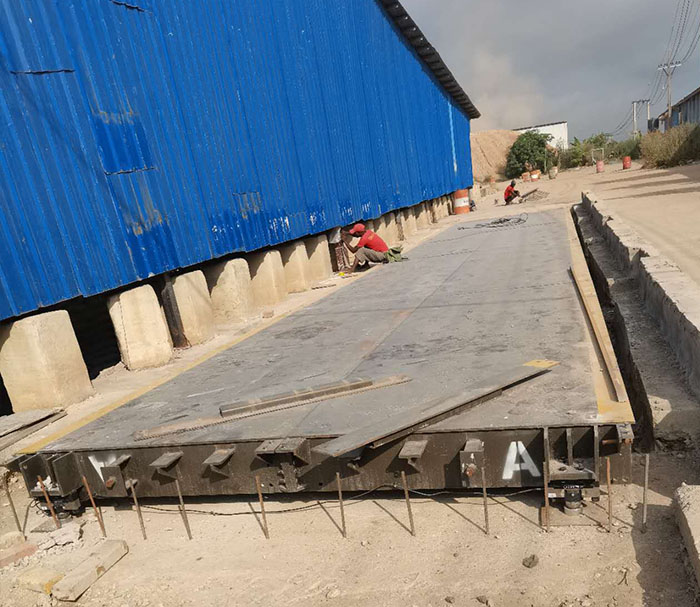 非洲客戶(hù)3米x18米-150噸電子地磅安裝現(xiàn)場(chǎng)